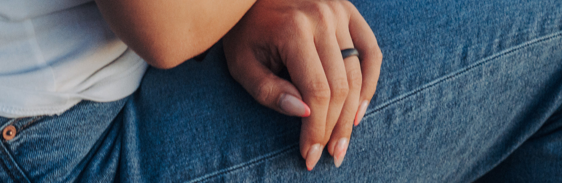 woman wearing groove ring