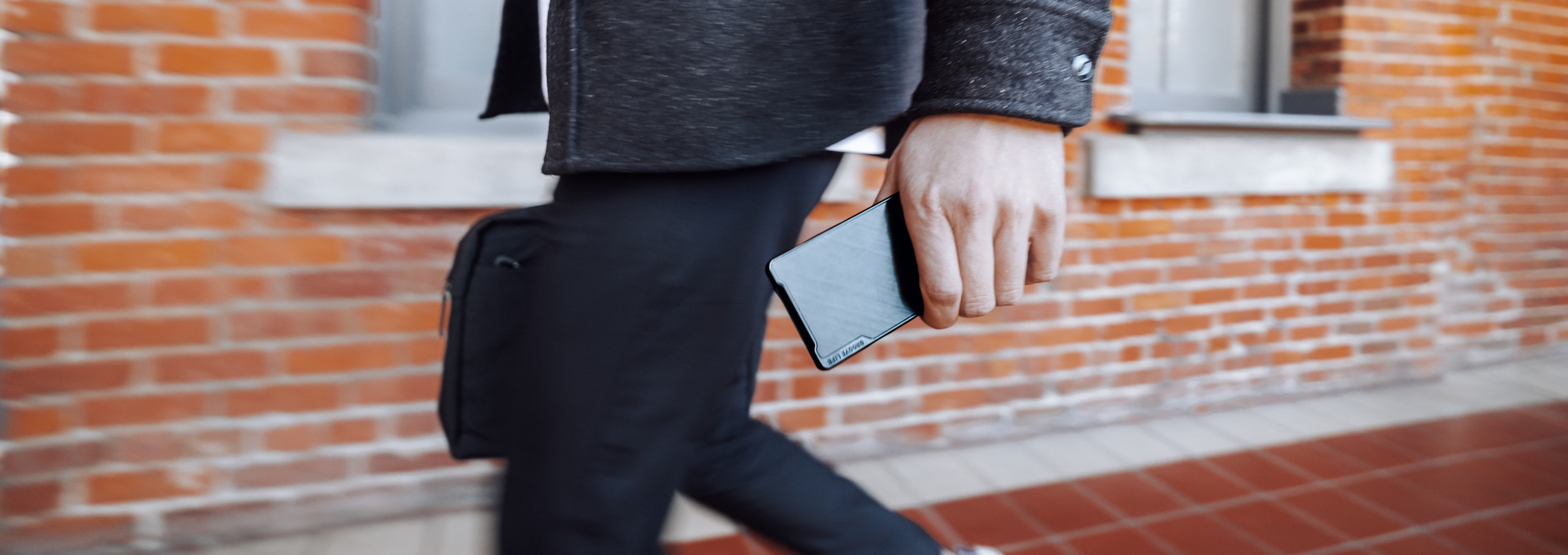 Groove Smart Wallet Trace - Midnight Black lifestyle image 2